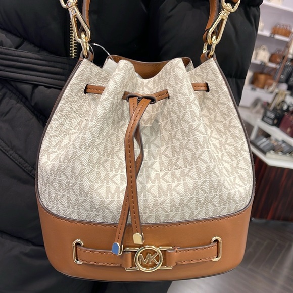 Michael Kors Reed Medium Belted Bucket Messenger Crossbody Handbag Vanilla MK - Picture 2 of 16